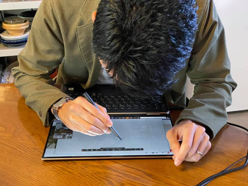 パソコンの画面に絵を描く男性